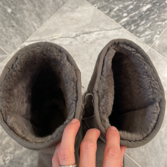 UGG grey suede fur lined boots.8M - Picture 4 of 5